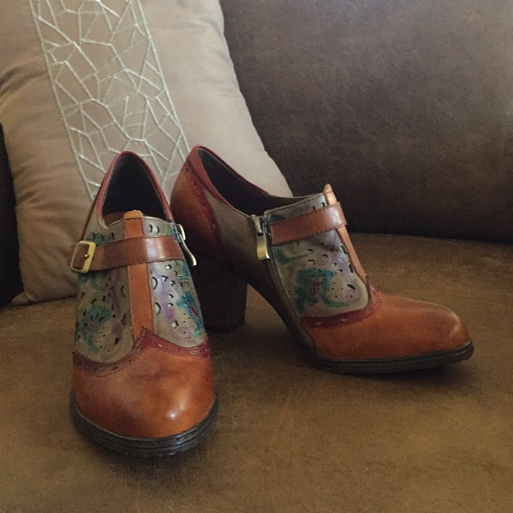 Multi color shoe boot in great shape